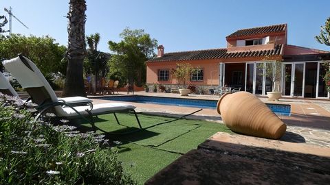 This stunning, spacious, elegant and rustic country property combines tranquil, private living with the convenience of being situated just a one-minute drive to La Trocha shopping centre in Coin. The house comprises a lovely reception area in the ent...