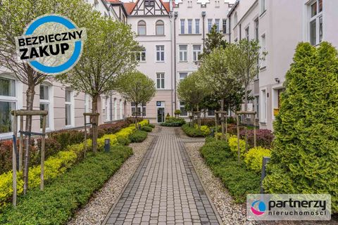 PLATS: Gdańsk Wrzeszcz är den stadsdel i Gdansk som har bäst förbindelser. Lägenheten ligger i hjärtat av den kommersiella och servicedelen av Wrzeszcz, 50 meter från Manhattan Shopping Centre, 150 meter från det viktigaste kommunikationscentret Gdań...