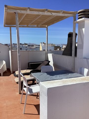 This beautiful apartment is located in the center of Corralejo, near the pier and the central squares of the town. First floor with elevator. It has 2 bedrooms, living room with balcony and open kitchen, 1 bathroom with shower. Community roof terrace...