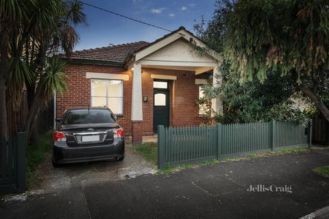 Steps from transport, walking trails, and the vibrancy of Swan Street, this charismatic red brick classic delivers stand out space and practicality with room to personalise in a coveted and convenient Burnley setting. Offering impressive proportions ...