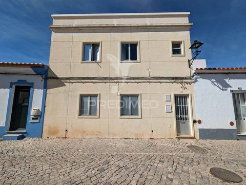 This small 2 bedroom apartment is the ground floor of a building with only two floors that is located in the center of Castro Marim, in the historic center, on a street made of cobblestone, typical of the historic environment of the city. The apartme...