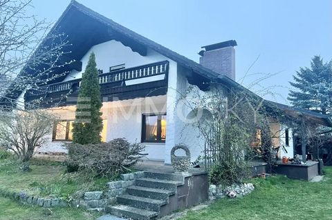 Twoje rodzinne marzenie: Dom z ogrodem w Altdorf koło Norymbergi Ten uroczy dom, zbudowany w 1979 roku, oferuje idealną dzielnicę mieszkalną dla rodzin i znajduje się w spokojnej dzielnicy Waldspitze/Ludersheim, około 10 km od Norymbergi Fischbach. D...