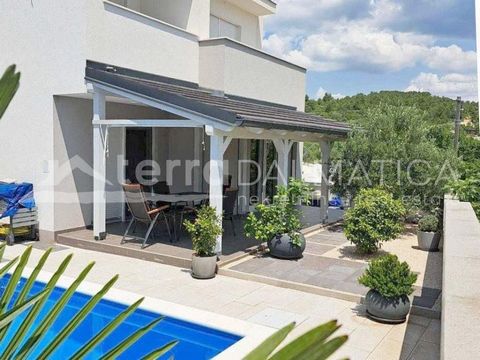 We are selling a nice furnished semi-detached house with a swimming pool on the mainland of Tisno. The house has a usable area of 95 m2, surrounded by a landscaped garden with parking spaces, a swimming pool and a covered terrace, all of which has a ...