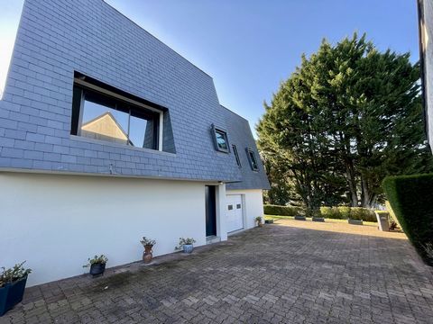 Close to the city centre of Saumur and located in an associated town, come and discover this rare architect's house. On the ground floor, you will find the entrance, a large garage equipped with an automatic sectional door with wicket, a pantry, a la...