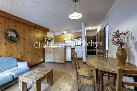 Chamonix Sotheby's International Realty is proud to present Perla apartment, right in the centre of Chamonix and within walking distance of all shops. It features a kitchen opening onto the living room, a spacious bedroom, a bathroom, and separate to...