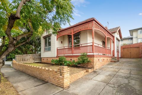 Desirably situated in a highly sought-after location advantaged by a prized northwest orientation, this classic single level period residence offers current day comfort while also representing a significant opportunity to renovate and extend or to re...