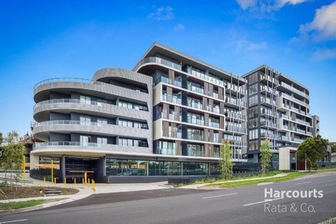 Just 14 km from the CBD, with easy access to La Trobe Uni, RMIT, local shops, cafes, public transport (86 Tram line) and Bundoora Park, this 2nd floor apartment is truly a one of a kind opportunity that offers a perfectly sound investment or a first ...