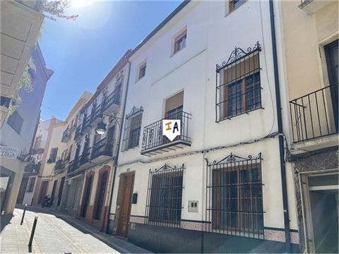 Dit indrukwekkende 246m2 grote pand met 6 slaapkamers en 3 badkamers is gelegen in het historische stadje Alcaudete in de provincie Jaen in Andalusië, Spanje. U betreedt het substantiële pand in een ontvangstruimte met veel karakter die leidt naar ee...