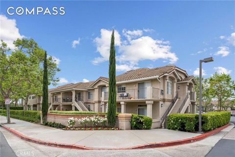 Welcome to this charming 2-bedroom, 2-full bathroom unit in the desirable Belflora community of Rancho Santa Margarita. As you arrive at the upper-level unit, you'll be greeted by an expansive balcony, perfect for outdoor living and entertainment. In...