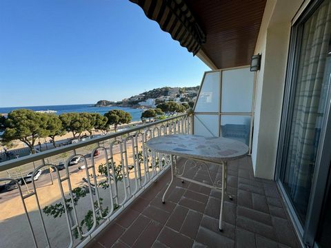 Two double bedroom apartment located on the fifth floor of a building on Paseo del Mar, on the beachfront and with beautiful views of the sea. It is distributed in hall, kitchen, laundry room, living room with sea views and lots of natural light, bal...