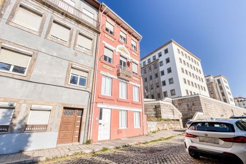 Descripción Fantástico edificio en el centro histórico de la ciudad de Oporto. Consta de planta baja de 3 plantas retranqueada, se encuentra parcialmente rehabilitado y en buen estado. Situado en la zona histórica de Oporto. Porto, junto al Jardim da...