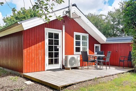 In Bork Hytteby, nicht weit vom Ringkøbing Fjord, finden Sie dieses Ferienhaus. Es ist gut eingerichtet, wobei alle Quadratmeter gut genutzt werden. Im Außenbereich des Hauses gibt es zwei Terrassenflächen. Sie wohnen hier nicht weit vom Ufer des Rin...