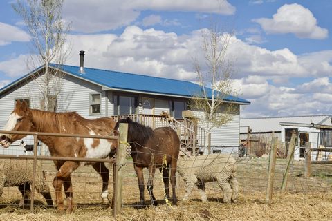 Découvrez cette spacieuse propriété de 1,87 acre près de Riverton, dans le Wyoming, offrant une maison de style ranch de 3 chambres et 2 salles de bain construite en 1978. Le domaine dispose de plus de 1 000 (+-) pieds carrés de dépendances, idéales ...