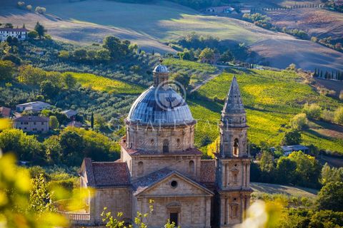 Zwischen dem Val d'Orcia und dem Valdichiana, in Montepulciano, befindet sich diese interessante Immobilie, die zum Verkauf steht. Eine ausgezeichnete Investitionsmöglichkeit, die durch die herrliche Lage in Montepulciano, im Gebiet der Weine, der Ge...