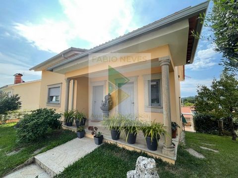 Fantastic 4 bedroom villa close to the center of Ponte de Lima, in Arcozelo, with simply wonderful views over the Lima River and the famous Roman bridge of this village. This property is independent, with a garden, garage and outdoor spaces of excell...