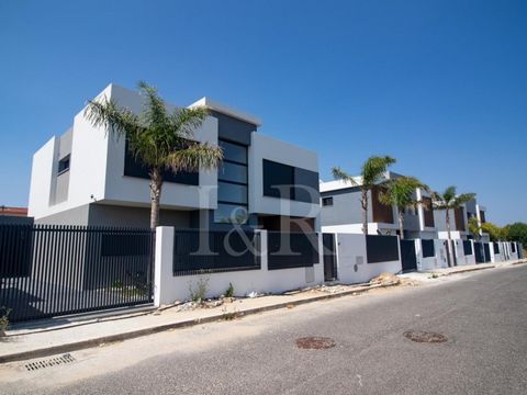 Magnifique villa de 5 pièces située à Bicesse, dans la commune de Cascais. Située dans un quartier résidentiel tranquille, cette villa est répartie sur deux étages et dispose d'un agréable espace extérieur comprenant une piscine privée, un jardin qui...