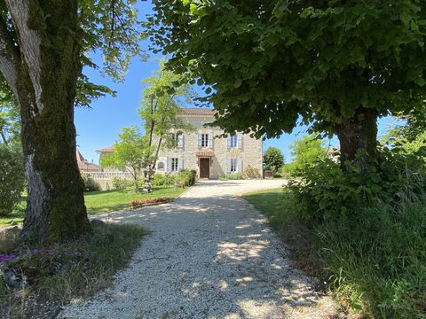 Dans un petit lieu-dit de deux habitations seulement, au milieu de la campagne, mais tout près du bourg avec ses commerces et un restaurant, une imposante maison type manoir et deux granges, avec des vues superbes, sur un beau terrain clos de 1,1 ha ...