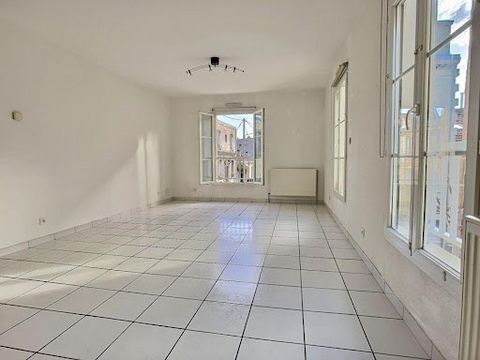 33800- BORDEAUX - NANSOUTY. It is on the 1st floor of a small condominium that this apartment with PARKING is located in the sought-after area of NANSOUTY. It offers a beautiful living room with three windows with open kitchen, two bedrooms, a bathro...