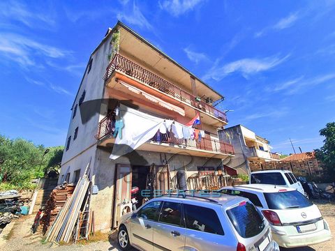 Three-story residential-commercial building with 350 square meters of gross area, on a spacious plot of land, centrally positioned in the large municipality of Bilice, next to Šibenik. The building is in a very solid condition and after a desirable r...