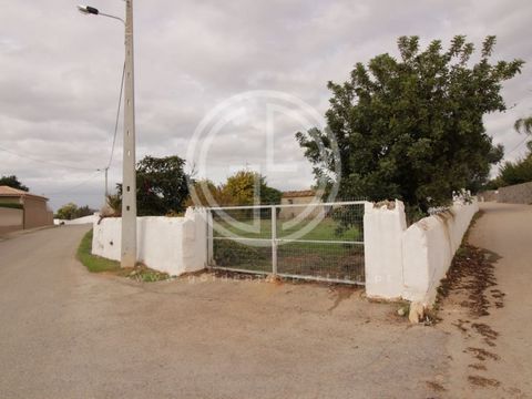 Agricultural Land with Water Hole and Electricity. The Lot has a very wide Area with A Hectare and all of it flat. It has some Fruit Trees and a Fantastic view of the Ria Formosa. It is close to the A 22 accesses and 10 minutes from Olhão and Faro. :...