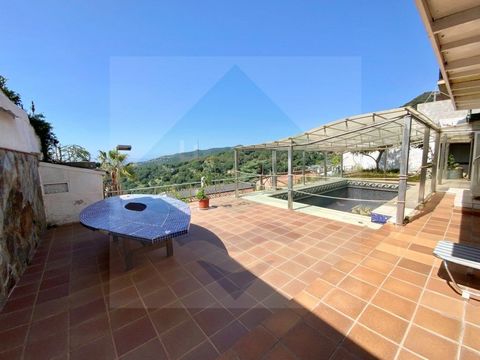 Discover this spacious property in the charming municipality of Alella, which presents an excellent opportunity to be customized according to your wishes. With a total of 300 m² distributed over three floors, this house has seven bedrooms and five ba...