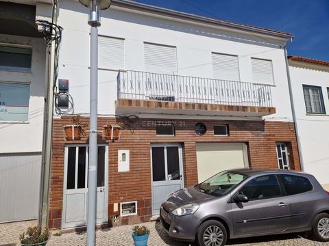 House located in the historic center of Louriçal Composed by: Entrance hall Living Room with Fireplace Kitchen with Dining Room 3 bedrooms 2 wardrobes Terrace On the ground floor there is a large living room, toilet, storage and a small storage room....