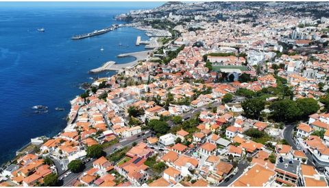 4-bedroom villa with 409 sqm of gross construction area, set on a plot of land of 632 sqm, with unobstructed views of the bay of Funchal and the Atlantic Ocean, in Funchal, Madeira. This villa is in need of rehabilitation and has an approved architec...
