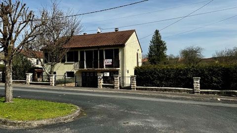 Genesteld in het charmante bosrijke dorpje Rupt, in de buurt van Joinville (52300) op de strategische as tussen Saint-Dizier en Chaumont, vertegenwoordigt dit onberispelijke paviljoen de familiedroom. Gelegen in een rustige woonwijk, weg van verkeers...