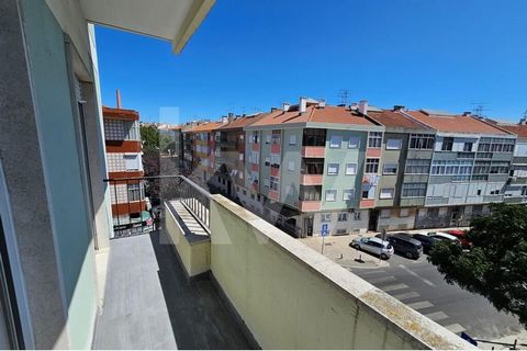 Apartamento T2 Totalmente Remodelado em Zona Tranquila da FalagueiraEste incrível apartamento T2, com três assoalhadas, é uma verdadeira jóia na tranquila área da Falagueira. Completamente remodelado, oferece uma experiência de vida contemporânea e e...