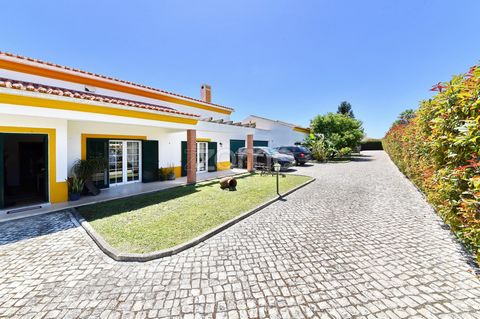 Identificação do imóvel: ZMPT567999 This beautiful, modern villa comprises: 1 Suite with dressing room 2 bedrooms with built-in closets 2 bathrooms Fully equipped kitchen Living room with fireplace Private patio Rear leisure area with swimming pool E...