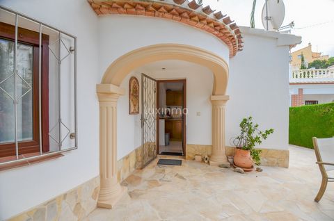 Dieses schöne freistehende Haus mit 2 Schlafzimmern befindet sich in einer kleinen Urbanisation in Dénia. Diese Eigenschaft ist zum Verkauf und bietet eine perfekte Balance von Komfort, Stil und freiem Blick. Das Haus hat eine 70m2 Wohnfläche, 120m2 ...