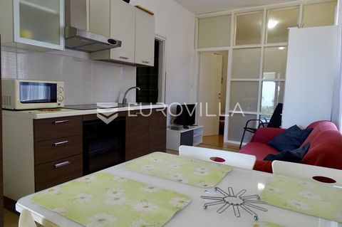 Kastav, Brestovice, one-bedroom apartment for rent, NLA 55m² with a terrace. The apartment consists of one bedroom, a living area, a kitchen, and a bathroom. The terrace is furnished with tables and chairs. Since the building is located in a quiet en...