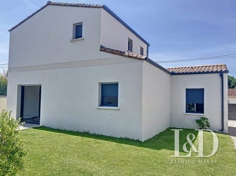 In the town of Royan, this 97 m² house is as good as new. On a plot of 298 m², it offers on the ground floor a bright living space with bay windows opening onto the garden and the terrace, a bedroom, a shower room, a separate toilet and a storeroom/l...