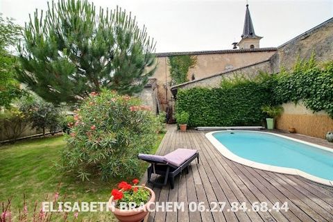 24610 VILLEFRANCHE DE LONCHAT - Das Hotel liegt im Herzen der Bastide, Schönes Dorfhaus, komplett mit Geschmack renoviert und eingebettet in eine grüne Umgebung... Diese Immobilie besteht im Erdgeschoss: - eine Eingangshalle - Helles Wohn-/Esszimmer,...