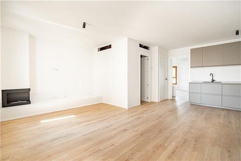 Appartement rénové dans le quartier du 31 de Diciembre. Cette propriété se compose d’un salon avec cheminée au bioéthanol et cuisine ouverte meublée et équipée, 2 chambres doubles, placards, 2 salles de bains (1 en suite), parquets, double vitrage, c...