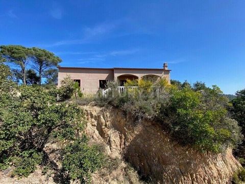 Voulez-vous acheter cette maison individuelle à vendre avec 4 chambres dans un quartier résidentiel de Lloret de Mar ? Excellente opportunité d’acquérir cette maison résidentielle d’une superficie de 152 m² bien répartie en 4 chambres et 1 salle de b...