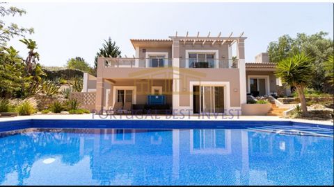 Villa mit drei Schlafzimmern im ruhigen und exklusiven Vale da Pinta ,Carvoeiro. Beim Betreten dieser eleganten Villa durch die große Eingangshalle haben wir einen Blick auf die umliegende Landschaft und Zugang zum Essbereich und zur geräumigen, offe...