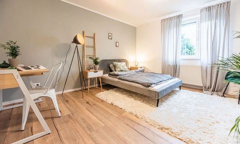 Entdecken Sie unsere frisch renovierte 2-Zimmer-Wohnung, ideal für bis zu 4 Gäste, die mit hervorragender Ausstattung und einer erstklassigen Lage überzeugt. **Highlights:** - **2 Schlafzimmer:** Jedes ausgestattet mit einem gemütlichen Doppelbett, S...