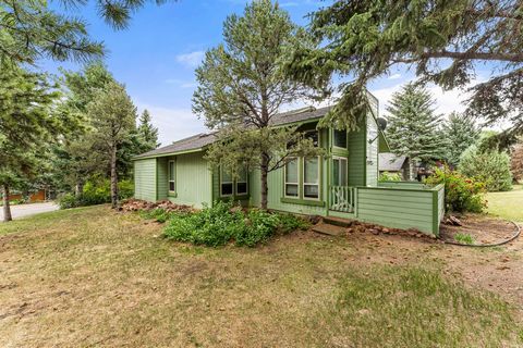 Incredible opportunity in one of Boulder's most coveted locations. Perfectly located looking up at the majestic Flatirons, this premiere Devil's Thumb lot is awaiting your South Boulder dream. Live in as-is, renovate or start completely over. Value i...