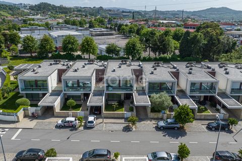 Identificação do imóvel: ZMPT557406 Huis van typologie T5 met 312 m2 bruto bouwoppervlakte, gelegen aan de Rua da Paz, in de parochie van Palmeira in Braga. De villa heeft een uitstekende oriëntatie op de zon, gelegen in een zeer rustige omgeving, he...