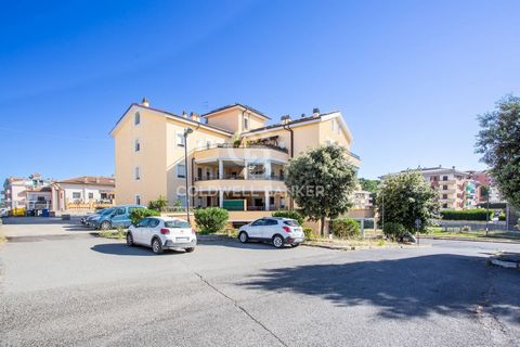 Nella zona commerciale e moderna di Bracciano 2, e più precisamente in via Don L.Valletti, l'agenzia Immobiliare COLDWELL BANKER propone in vendita ATTICO distribuito su due livelli con TERRAZZA panoramica, MAGAZZINO e POSTO AUTO di proprietà. L'atti...