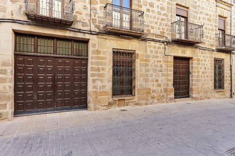 Von Bonhomía präsentieren wir dieses stattliche Renaissance-Haus, das komplett renoviert und eingerichtet wurde. Verteilt auf 3 Etagen mit allem Komfort eines modernen Hauses und dem Charme eines historischen Hauses. Es besteht aus einer Einzelwohnun...