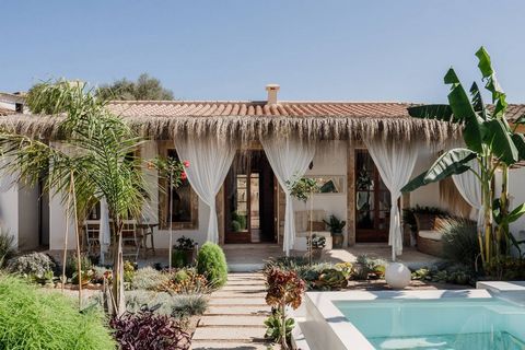 Cette maison fascinante offre quatre chambres, beaucoup d’intimité et un accès facile au village des établissements ainsi qu’à Palma. Il est situé dans une rue calme avec la nature à sa porte. La propriété est répartie entre la maison principale et l...