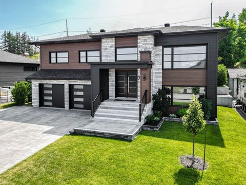 Découvrez cette magnifique propriété située dans le quartier très recherché de Saint-Pie X (Lab-École). Elle offre une vue époustouflante sur le fleuve Saint-Laurent et ses splendides couchers de soleil. La maison est composée de trois chambres à cou...