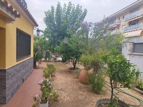 Discover your new home in El Vendrell! This charming detached villa on 4 winds and corner is located in the quiet area of Baronia-Oasis, just a few minutes from the fantastic beaches of the region. With a constructed area of 195 m² and a living area ...