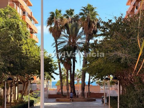 Dit prachtige appartement op de begane grond, gelegen in het gewilde gebied van La Patacona in Valencia, heeft een totale oppervlakte van 199 m², waarvan 122 m² woonruimte. De woning beschikt over een grote ondergrondse garage en een berging van onge...