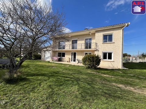 MAISON 5 CHAMBRES Découvrez cette maison de plus de 175m² sur une belle parcelle de 1200m². Située à 2 pas des comodités sur la commune de LA TOUR DU CRIEU. Au rez-de-chaussée un agréable espace de vie entièrement rénové, un cellier/buanderie, un WC,...