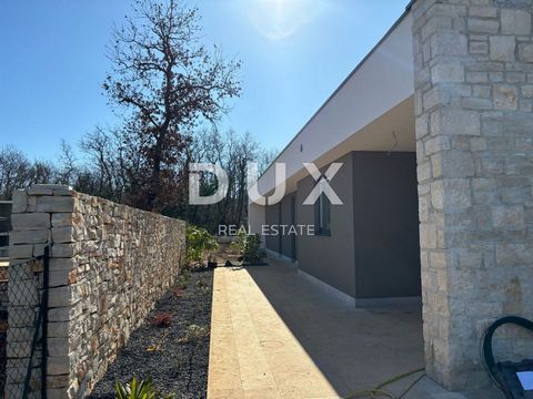 Location: Istarska županija, Svetvinčenat, Svetvinčenat. ISTRIA, SVETVINČENAT - Modern rustic single-storey house with a swimming pool! SMART layout! In the offer of DUX real estate we present a beautiful project of a newly built single-storey house ...