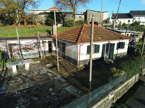 Apresentamos esta fantástica casa térrea, pronta a habitar, situada em Cordeirinhas, Vieira do Minho. Uma propriedade que combina funcionalidade e uma localização privilegiada. Características da Propriedade: - Área Total: Lote de 400 m². - **Quartos...
