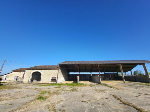 Corps de ferme sur 16ha agricole et bois.